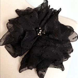 Black flower magnetic pin brooch